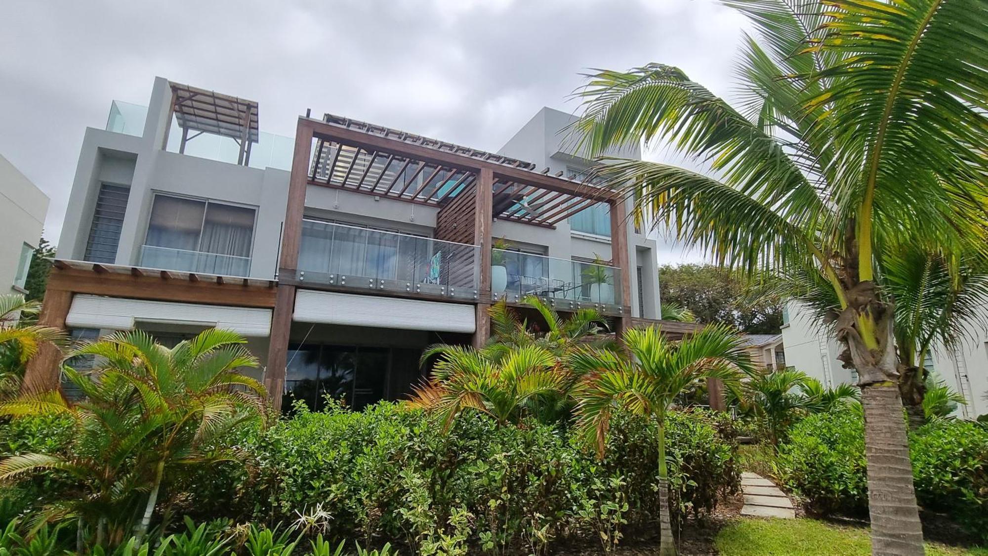 Ocean Point Beach Front Apartment Pointe aux Piments Exteriör bild