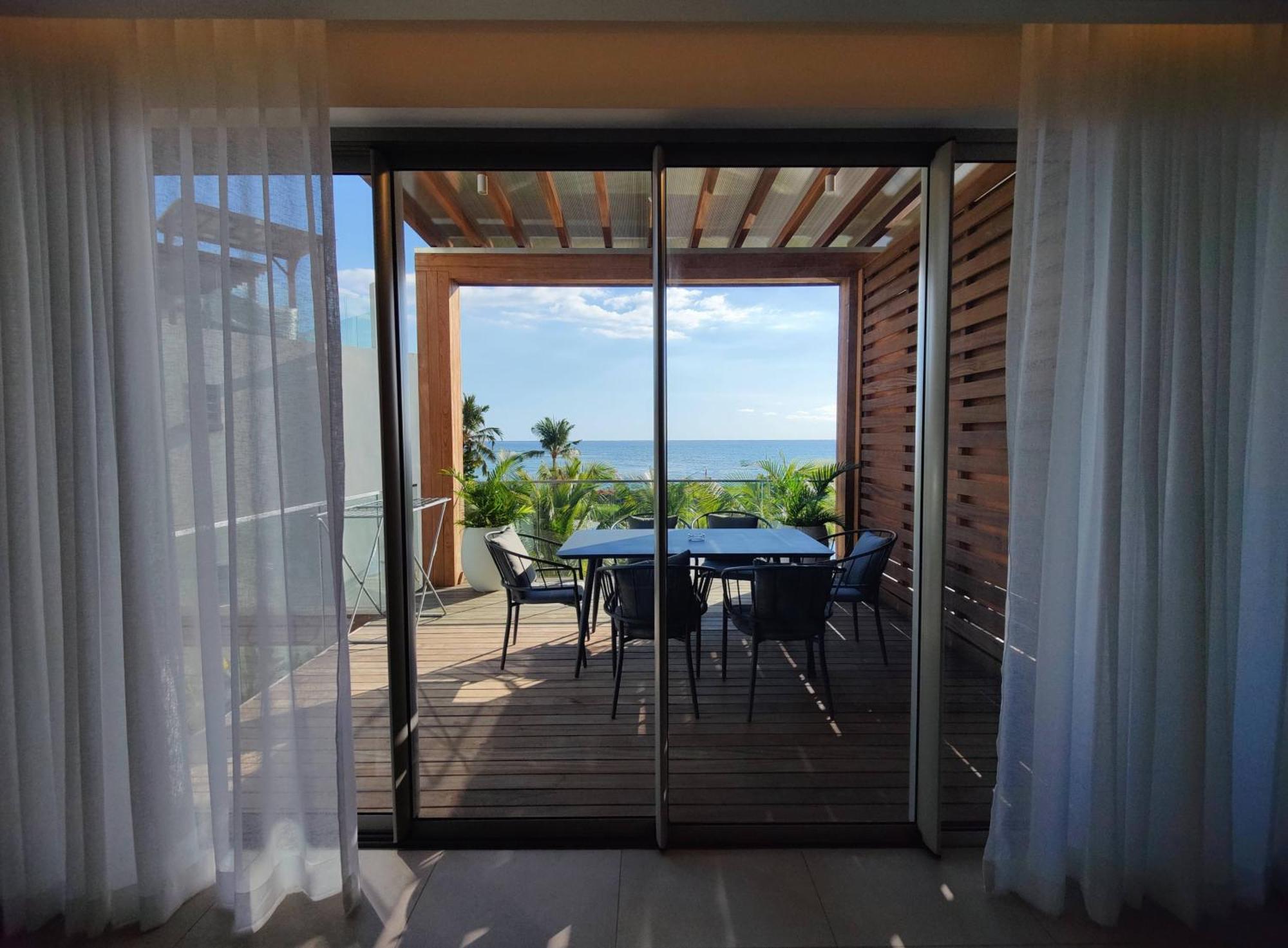 Ocean Point Beach Front Apartment Pointe aux Piments Exteriör bild