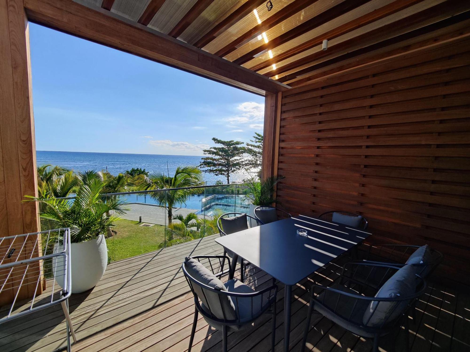 Ocean Point Beach Front Apartment Pointe aux Piments Exteriör bild