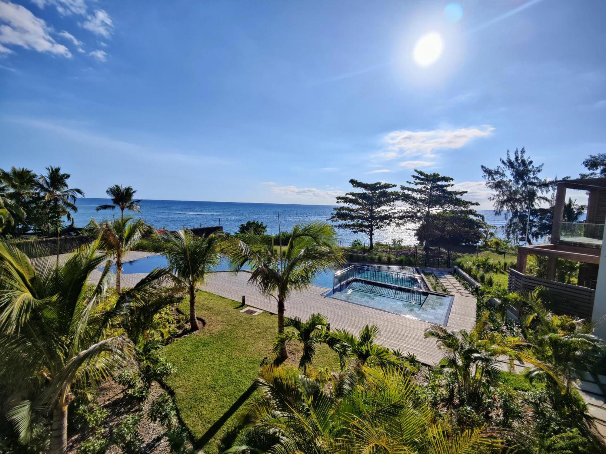 Ocean Point Beach Front Apartment Pointe aux Piments Exteriör bild