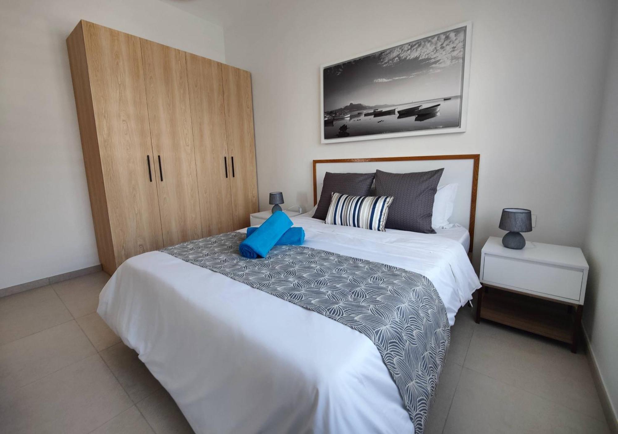 Ocean Point Beach Front Apartment Pointe aux Piments Exteriör bild