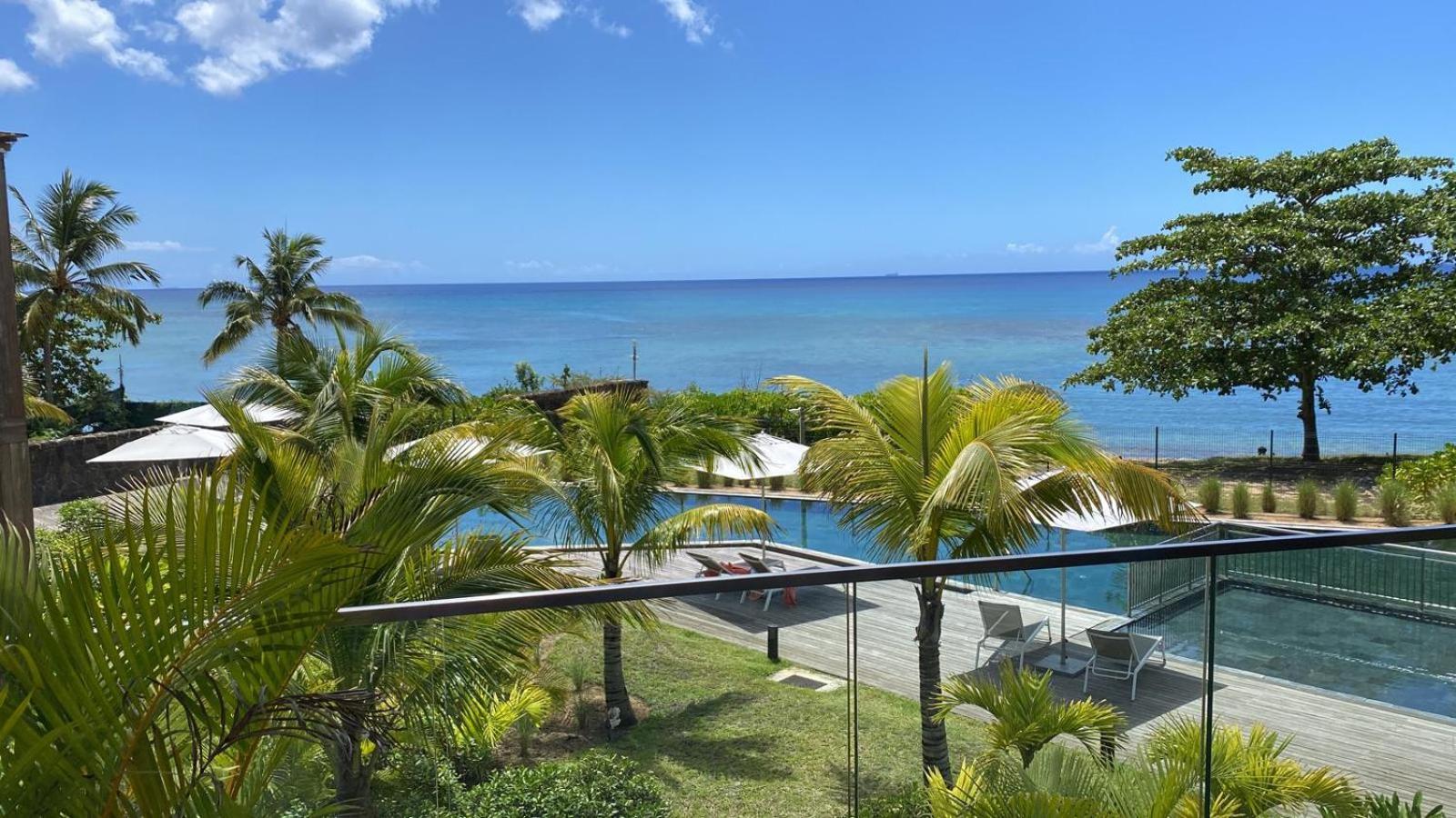Ocean Point Beach Front Apartment Pointe aux Piments Exteriör bild